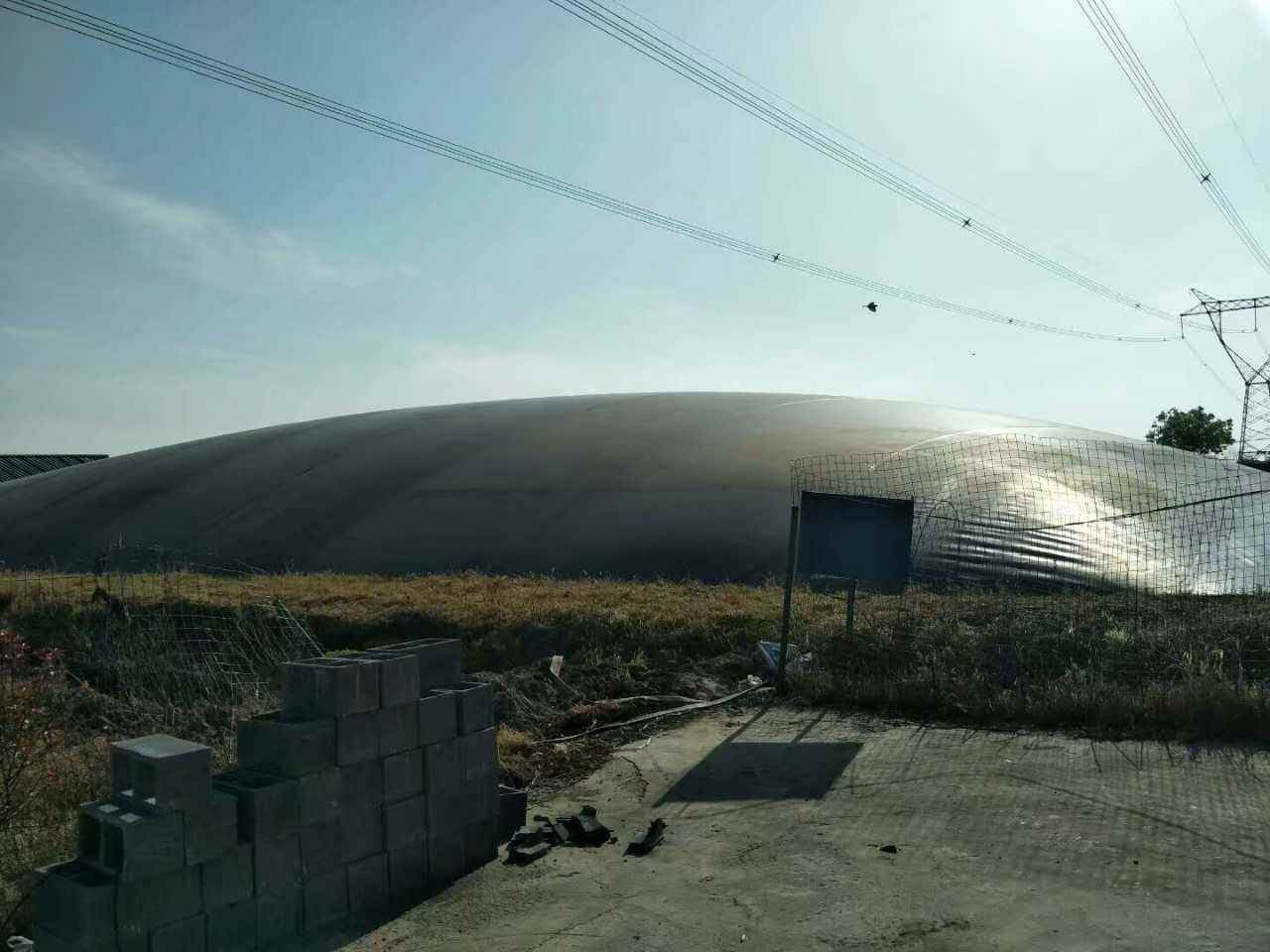 修筑完工的外圍堰鋪設(shè)土工膜表面一定要加寬嗎？