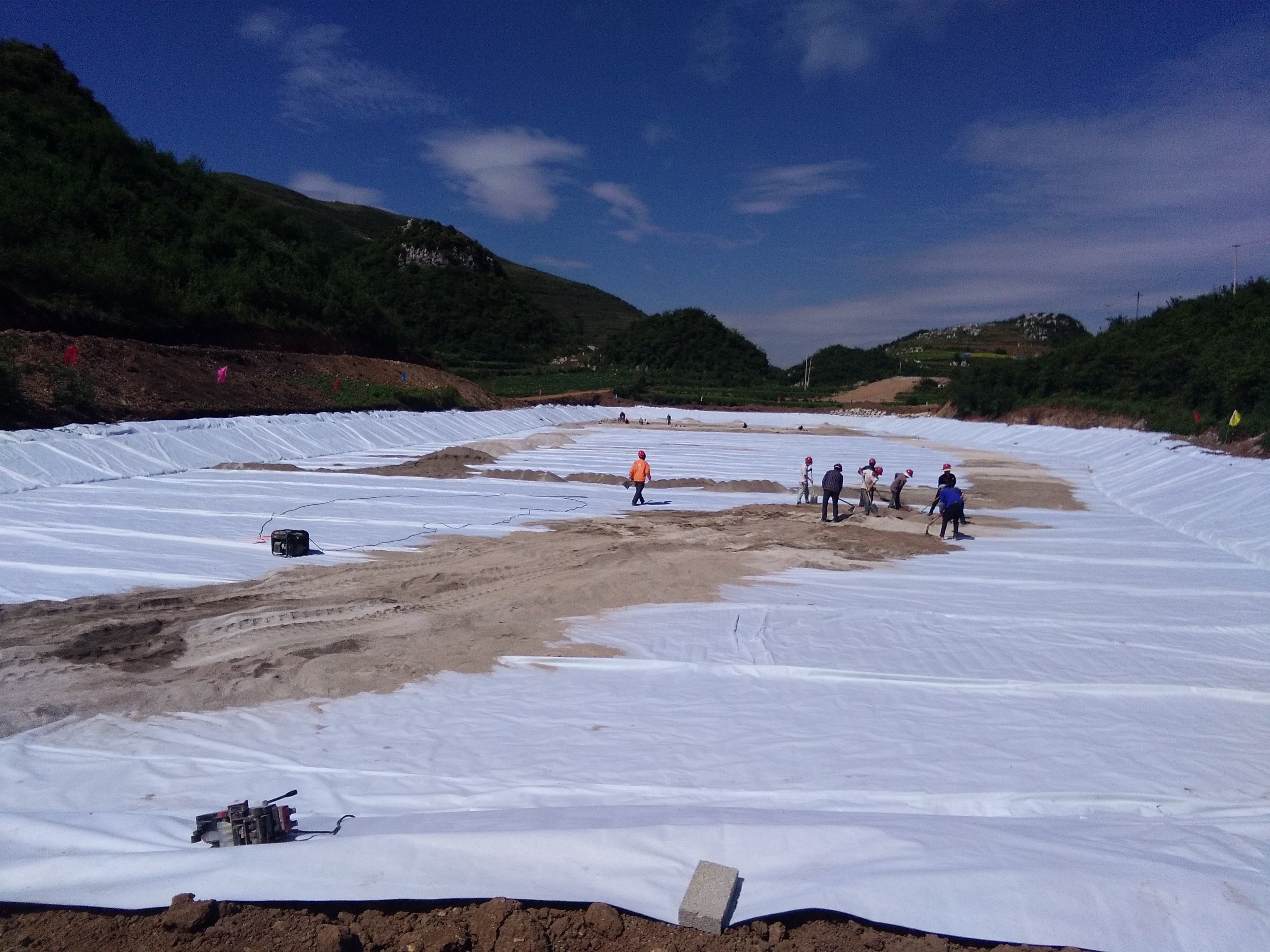 山谷型垃圾填埋場防滲土工膜規(guī)格應(yīng)如何設(shè)計(jì)？